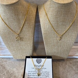 Elegante 18kt gouden ketting gepersonaliseerde bedel en kaart in geschenkverpakking met natuurlijke eenvoudige strik; moeder vader zus tante oma neef vriend cadeau