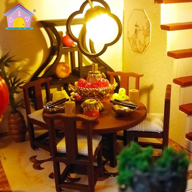 Hoomeda Wooden Dollhouse Furniture Kits a Splendid Family l905 W/led