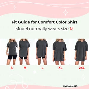 Puede incluir: Una gu&iacute;a de tallas para una camiseta Comfort Color con cinco im&aacute;genes de la misma camiseta gris carb&oacute;n en tallas S, M, L, XL y 2XL. El texto dice Fit Guide for Comfort Color Shirt, Model normally wears size M y las etiquetas de talla.