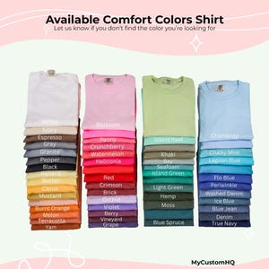 Puede incluir: Una carta de colores que muestra varias camisetas Comfort Colors apiladas en cuatro columnas. El texto dice Available Comfort Colors Shirt, Let us know if you don't find the color you're looking for, y enumera numerosos nombres de colores para cada camiseta.