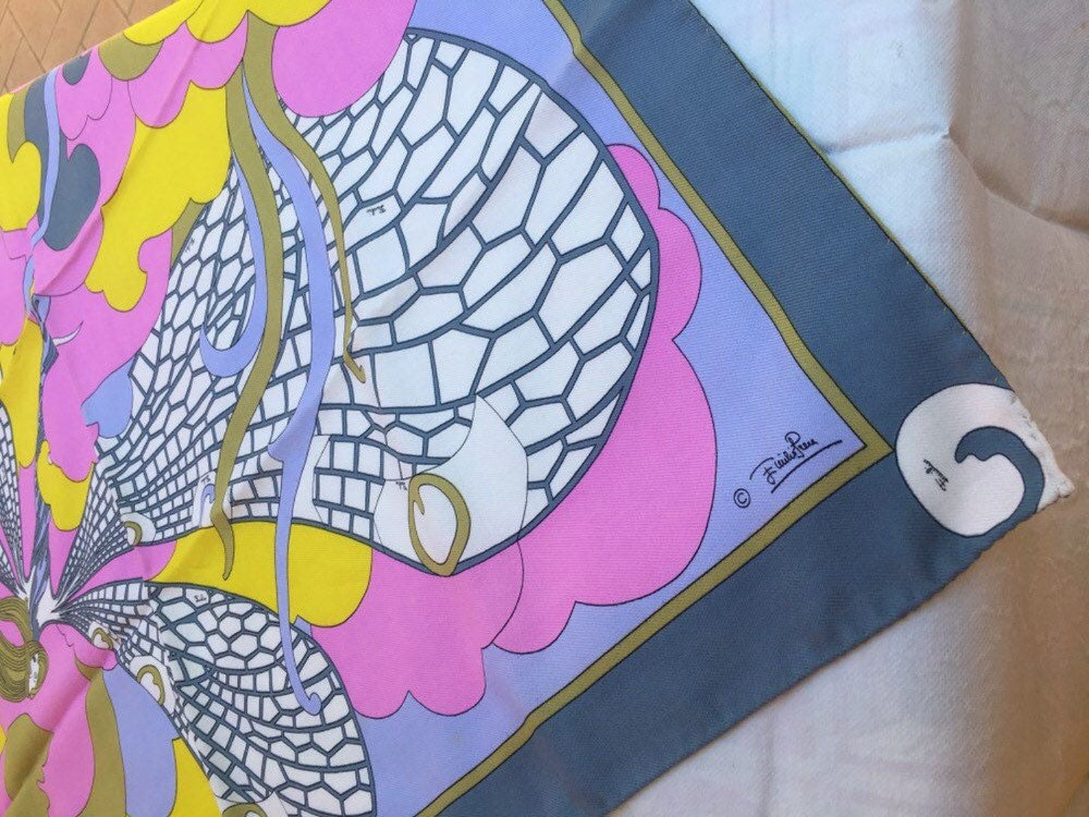 Foulard En Soie Emilio Pucci Occasion - Motif Fleuri Bleu - Accessoire De Luxe Vintage