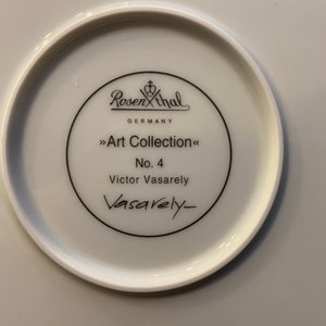 Puede incluir: Un plato de cer&aacute;mica blanco con un logotipo en blanco y negro para Rosenthal Germany Art Collection No. 4 Victor Vasarely.