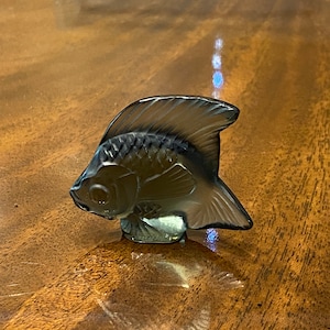 Lalique Poisson, Grau