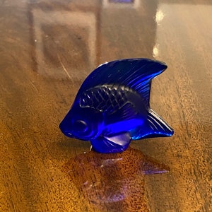 Lalique poisson in cap-feratt blau, 1913 von Rene Lalique entworfen.