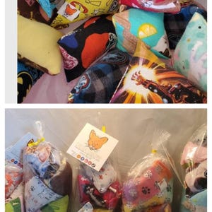 Puede incluir: Una colecci&oacute;n de coloridos juguetes para gatos con varios dise&ntilde;os, incluyendo dise&ntilde;os de superh&eacute;roes, huellas de patas y estampados florales. Algunos juguetes est&aacute;n empaquetados en bolsas transparentes con etiquetas con un logotipo de zorro. Los juguetes son hechos a mano.