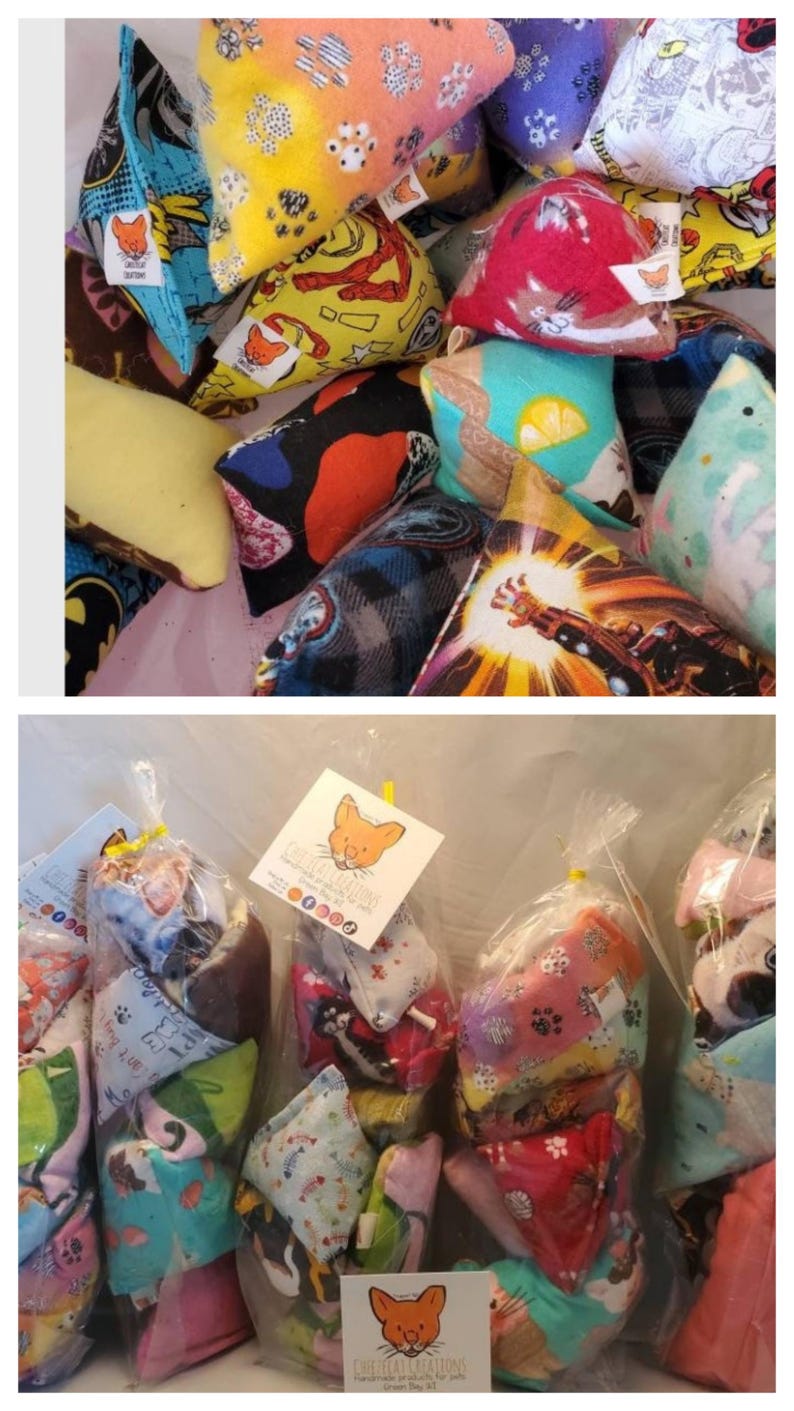Puede incluir: Una colecci&oacute;n de coloridos juguetes para gatos con varios dise&ntilde;os, incluyendo dise&ntilde;os de superh&eacute;roes, huellas de patas y estampados florales. Algunos juguetes est&aacute;n empaquetados en bolsas transparentes con etiquetas con un logotipo de zorro. Los juguetes son hechos a mano.