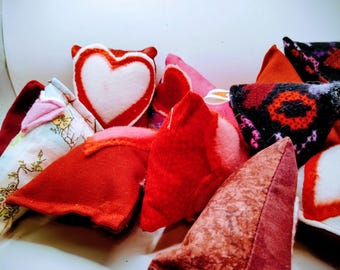 Juguete para gatos con queso cuajado con temática de San Valentín: aroma a hierba gatera o hierba gatera/Silvervine, estampados únicos, paquetes de bolsas de regalo de tres o seis piezas con una etiqueta