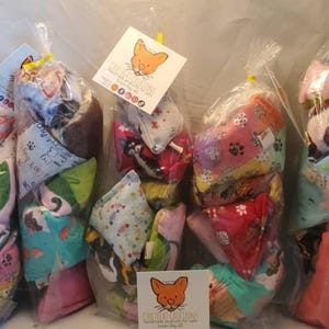 Puede incluir: Varias bolsas de pl&aacute;stico transparente llenas de coloridos juguetes para mascotas. Los juguetes tienen varios patrones y colores. Algunas bolsas tienen etiquetas con un logotipo de gato y texto.