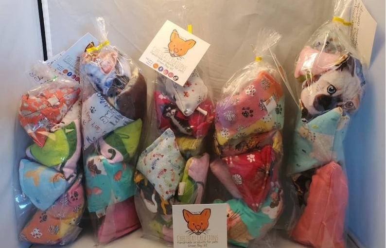 Puede incluir: Varias bolsas de pl&aacute;stico transparente llenas de coloridos juguetes para mascotas. Los juguetes tienen varios patrones y colores. Algunas bolsas tienen etiquetas con un logotipo de gato y texto.