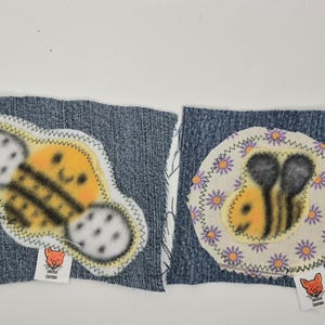 Puede incluir: Dos parches de tela vaquera con diseños de abejas. El parche izquierdo tiene una abeja amarilla y negra con alas blancas sobre fondo blanco. El parche derecho presenta una abeja amarilla y negra sobre tela blanca con flores moradas y naranjas.