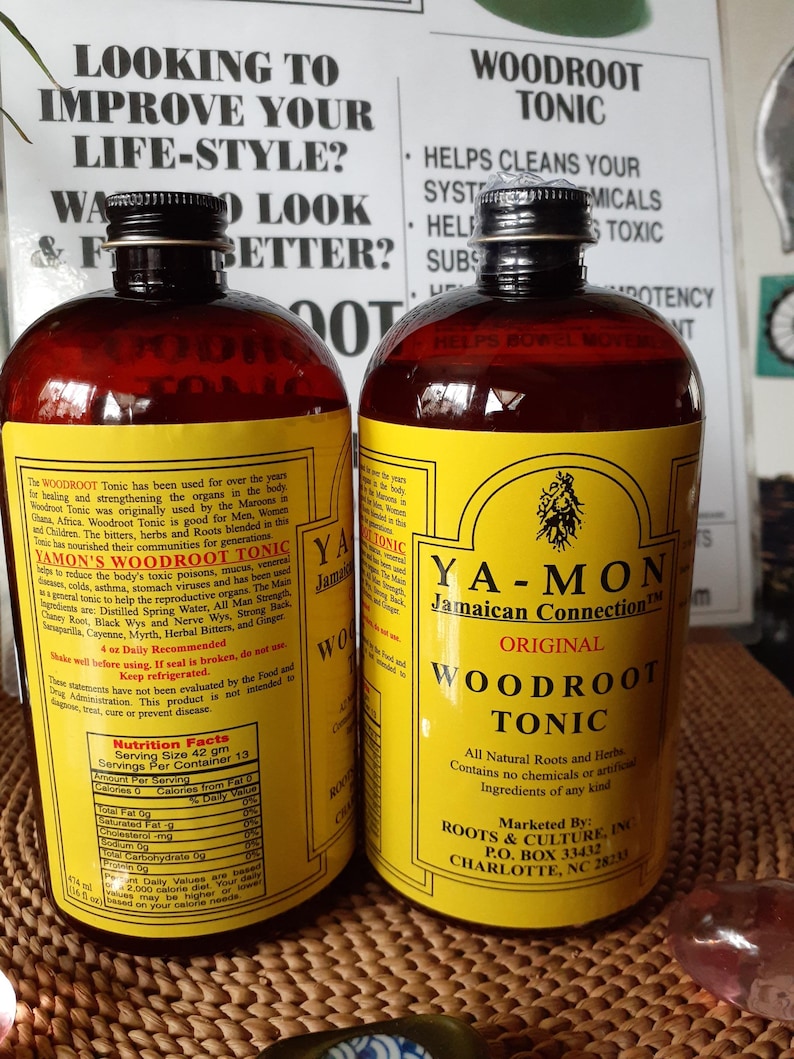 Puede incluir: Dos botellas de Ya-Mon Jamaican Connection Original Woodroot Tonic. Las botellas tienen etiquetas amarillas con texto negro y un l&iacute;quido marr&oacute;n en el interior. Las etiquetas enumeran los ingredientes e instrucciones. El fondo incluye texto sobre la mejora del estilo de vida.
