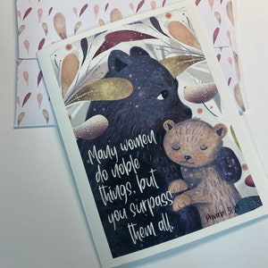¡Adorable tarjeta cristiana del día de la madre con mamá y ositos con sobre a juego para descargar e imprimir usted mismo hoy! Proverbios 31:29