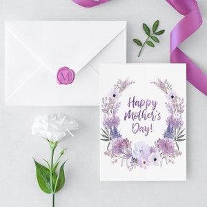 Hermosa tarjeta del Día de la Madre y sobre a juego en corona floral de acuarela lila y texto en acuarela. ¡Descárguelo e imprímalo usted mismo hoy!