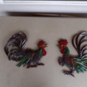 Könnte beinhalten: Set aus drei Keramikbechern mit gesprenkelter, matter Oberfläche. Die Becher sind in Creme-, Hellgrau- und Dunkelgrautönen gehalten. Jeder Becher hat ein schlichtes, minimalistisches Design.