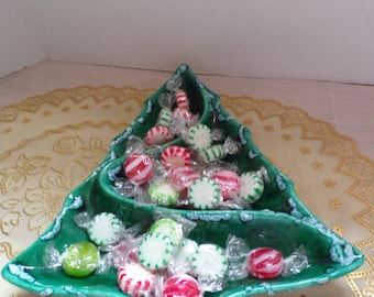 Vintage árbol de Navidad 12" x 10" verde cerámica nieve flocado Tidbit Dish por Atlantic Mold