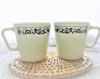 Coffret en verre opale blanc nacré avec détails en laiton - - Catawiki