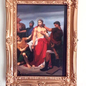 Estaciones del Vía Crucis de época: 10. Jesús es despojado de sus vestiduras. Marco de resina de 20 x 15 cm con impresión de acuarela en cartón