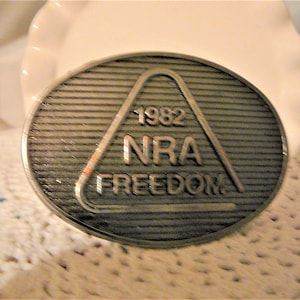 Hebilla de cinturón vintage NRA Freedom de 3,5&quot;, Asociación Nacional del Rifle, 1982. Se adapta a cinturones de hasta 1 1/2&quot;
