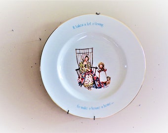 Placa de pared vintage de 11" de la serie Freedom de Holly Hobbie, "Se necesita mucho amor para hacer de una casa un hogar". 1776-1976