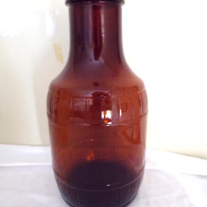 Vintage Mott&#39;s Prune Juice Brown Amber Glasflasche mit Schraubverschluss aus Metall, 11 &quot;großem, schwerem, dickem Glas Bierfass-Look