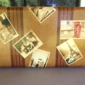 Vintage hardshell tweed koffer 24 x 14 x 6 hergebruikte decoupage met ansichtkaarten uit vervlogen tijden.