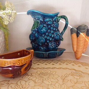 Jardineras de bolsillo de pared de cerámica vintage, decoración de pared, inarco Two Tone Royal Blue Wall Pocket, corner Wall Pocket Carrots, Funny Dachshund Cup