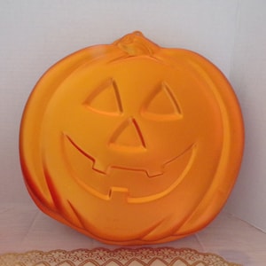 Wilton Orange Cake Pan Jack O Lantern Pumpkin Halloween Shape #2105-2059, Aluminum