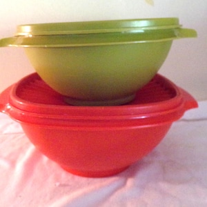 Tupperware Servalier 4-teiliges Schüsselset, verschachtelte Schüsseln in 3 Tassen und 4 Tassen mit sofort versiegelten Deckeln, USA