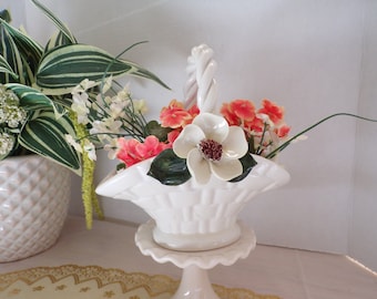 Cesta vintage de Capodimonte con flores de bígaro blanco Italia 6" de alto 6" de ancho x 5" de profundidad, regalo del día de la madre