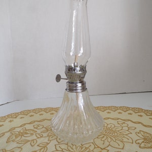 Lampe à huile miniature vintage en verre transparent et globe Hurricane, Lamp Light Farms, États-Unis