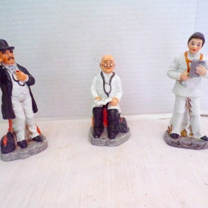 Vintage Porzellan Mediziner Figuren, Ärzte Lot von 3 Nick Knacks von Ayerst