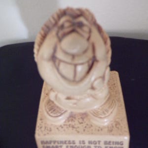 Estatueta vintage &quot;Felicidade não é ser inteligente o suficiente para saber com o que se preocupar&quot; Sillisculpts, Paula 1974, W369