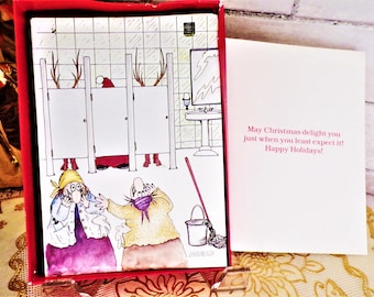 Könnte beinhalten: Eine humorvolle Weihnachtskarte mit einer Cartoon-Illustration von Weihnachtsmann und zwei Rentieren in einer Toilettenkabine. Die Karte lautet "Möge Weihnachten Sie erfreuen, gerade wenn Sie es am wenigsten erwarten! Frohe Feiertage!"