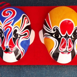 Máscaras de ópera chinas, arte mural de cerámica y arcilla sobre cartón de terciopelo rojo con colgadores de cinta