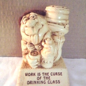 Brincadeira vintage humorística &quot;O trabalho é a maldição da classe trabalhadora&quot; Sillisculpts, EUA
