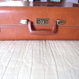 Vintage Samsonite hardshell item 4655 met sleutel, twee kleuren heren: 20" hoog x 24" breed en 7" diep