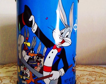 Vintage Looney Tunes Happy Birthday Buggs Bunny, boîte métallique Brachs Candy Warner Bros., Gangs All Here, corne de brume Leghorn, Elmer Fudd, Daffy Duck