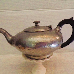 Antik Sheffield hamrad tenn tekanna av James Dixon & Sons, Cornish tenn år 1701, Tenn är en fattigmanssilver