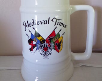 Caneca de Cerveja de Porcelana Medieval Times com Bandeiras - Lembrança de Orlando, Flórida. 946 ml (32 oz)