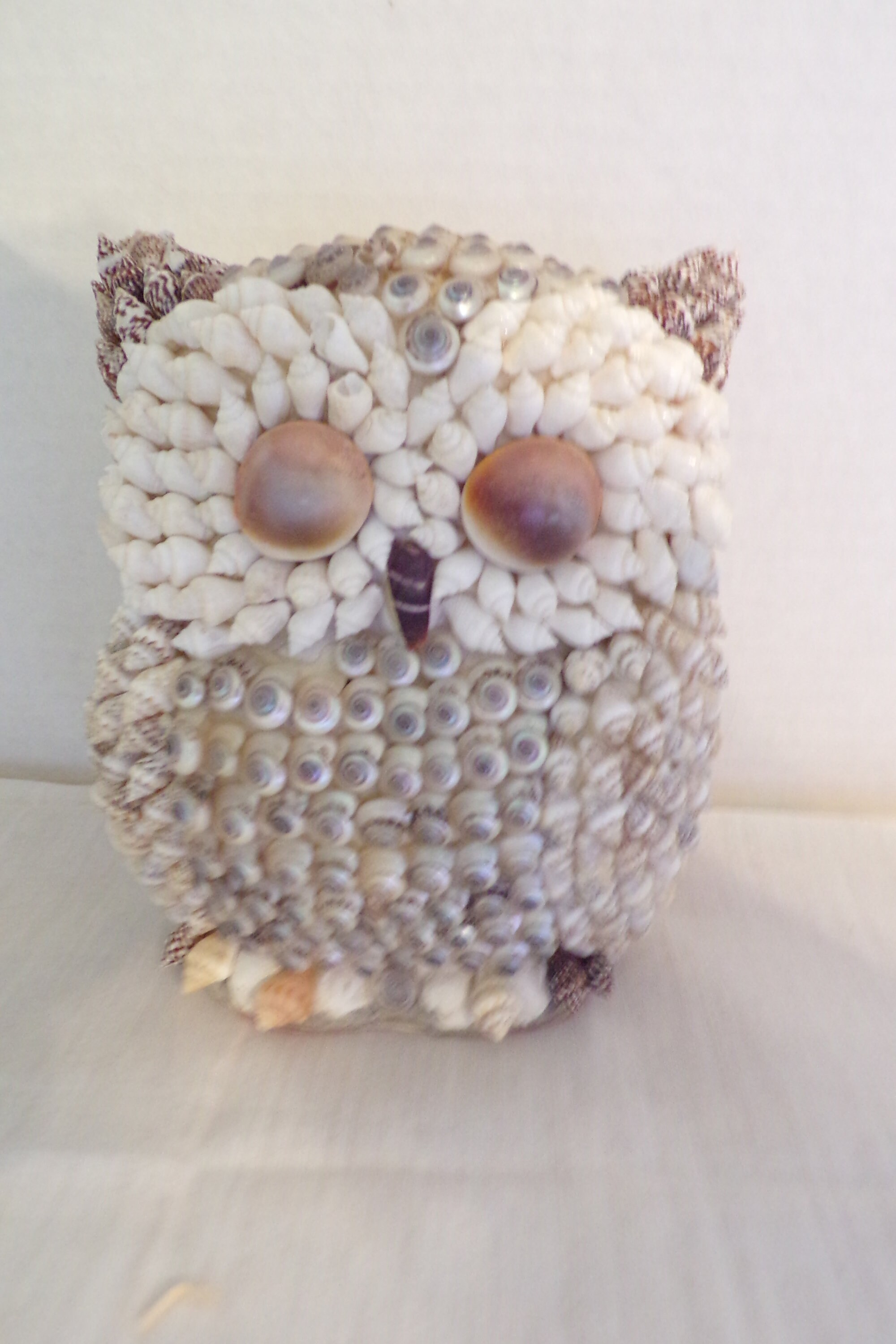 ビンテージの巻き貝の貝殻で覆われたフクロウの置物、貝殻で覆われた