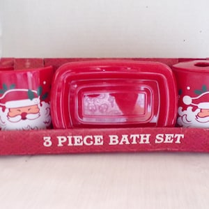 Ensemble de bain de Noël vintage 3 pièces en plastique rouge avec porte-brosse à dents, porte-savon et gobelet, le père Noël de Noël