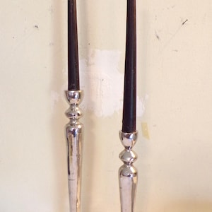 Ljusstakar i hamrat tenn, "fattigmanssilver", par från Indien, 30 cm höga och 23,5 cm höga