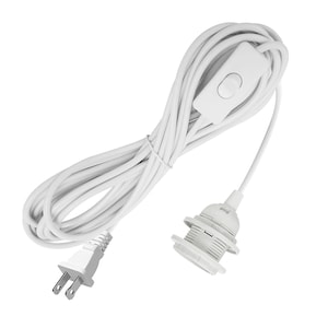 Op de afbeelding: Een wit elektrisch snoer met een tweepolige stekker, een rechthoekige snoerschakelaar en een fitting met schroefdraad aan het uiteinde. Het snoer is in een lus gewikkeld en toont de volledige montage voor een lamp of verlichtingsarmatuur.