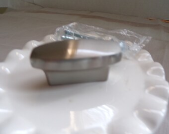 Vintage gebürstet Silber Schubladenschrank Knäufe, 5 Knäufe und Hardware, NIP