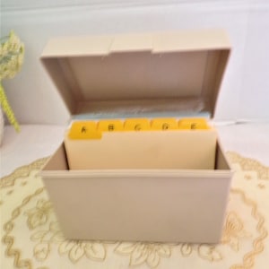 Receita vintage, recibos 4 x 6 caixa de armazenamento de cartão de índice, notas, registros, plástico bege da Sterling Plastics USA