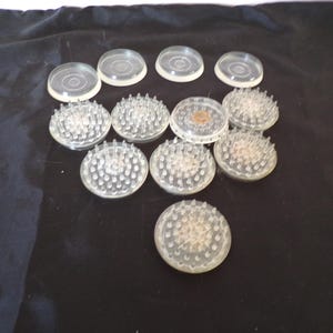 Ochraniacze na kółka do mebli, krzeseł, stołów, kanap, wykładzin, plastikowe ochraniacze podłogowe, z kolcami i bez. 12 szt. twardego plastiku