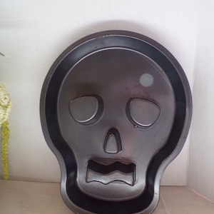 Wilton Halloween Non-Stick Steel Skeleton-Shaped Cake Pan, 12 x 9-Inch