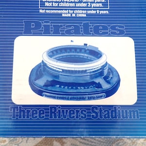 Nachbau des Three Rivers Stadion Pittsburgh, PA 2006 Sammleredition, Baseball Padres und die Piraten, Let's Play Ball Knick Knack