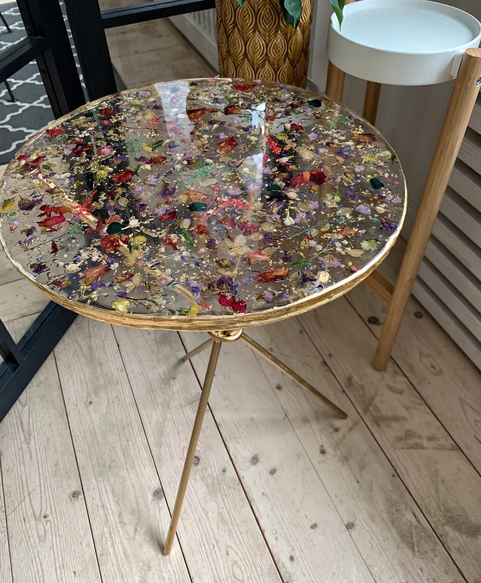 Epoxy resin table with pressed flowers Clear round coffee