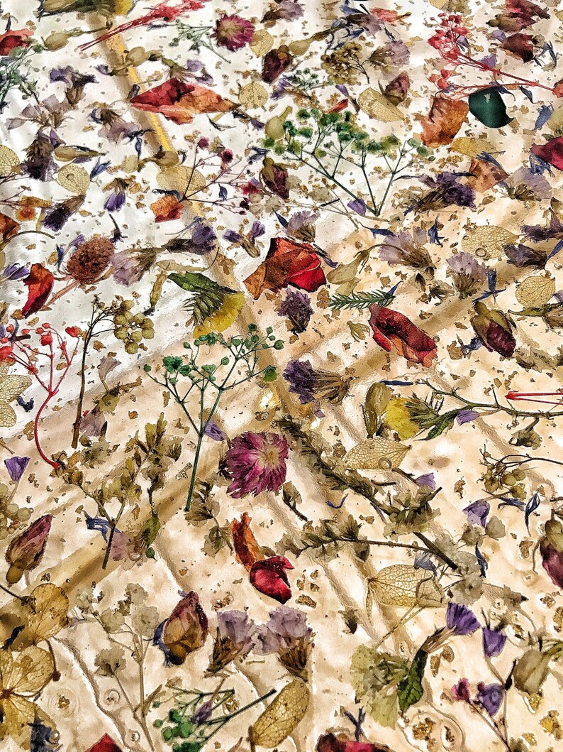 Epoxy resin table with pressed flowers Clear round coffee ...